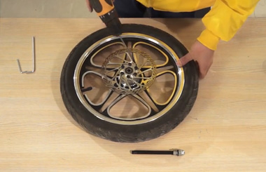 Airwheel愛爾威R5智能自行車維修教學視頻之更換前輪剎車盤