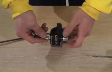 Airwheel愛爾威Z5電動滑板車維修教學視頻之更換折疊掛鉤